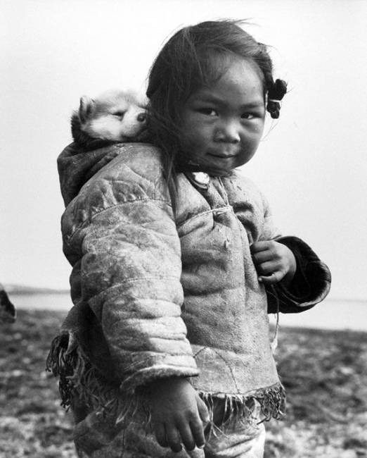 Inuit kislány és az ő husky kutyusa, 1949-ben.