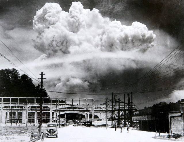 Az atomfelhő Nagaszaki felett 1945. augusztus 9-én, több mint 15 perccel a robbanás után, 15 km-es távolságból nézve.