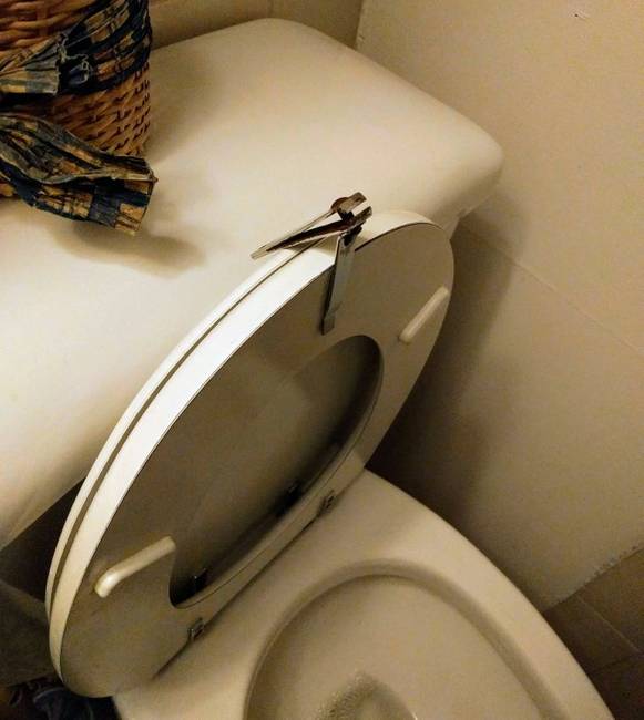 „A barátom körömvágó csipesszel oldotta meg a folyton leeső vécédeszka problémáját."