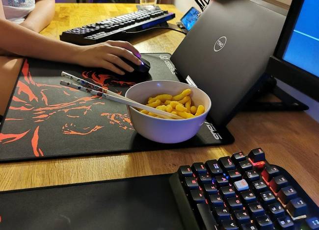 Ha evőpálcikával eszed a chipset, nem lesz koszos a kezed, miközben számítógépezel.