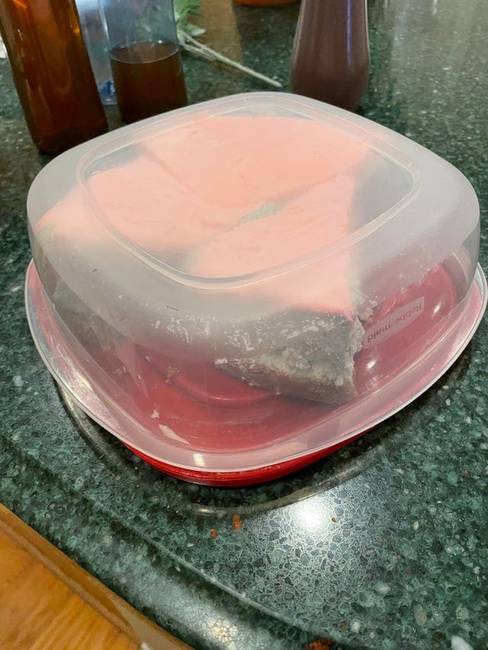 Az ételhordóba fordítva beletett tortákat könnyebb felvágni és újra elcsomagolni.