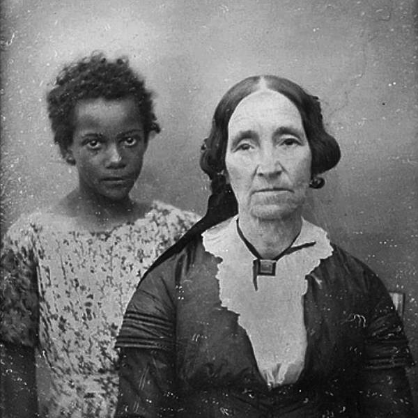 Egy amerikai nő portrét készít a rabszolgája egyik gyermekével New Orleans-ban, 1850-ben.