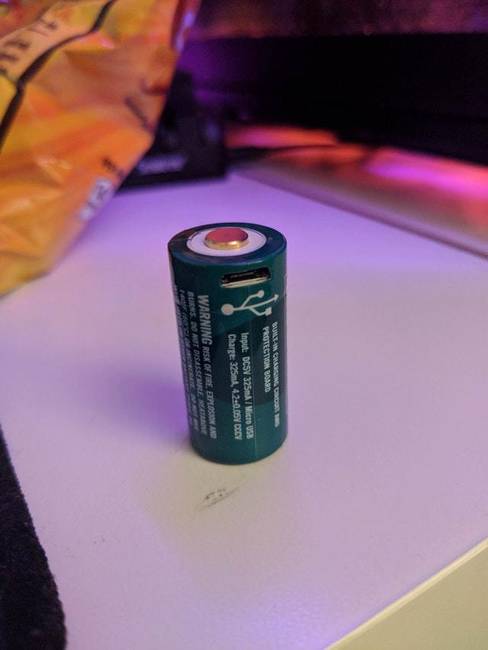Egy elem, ami USB kábellel tölthető.