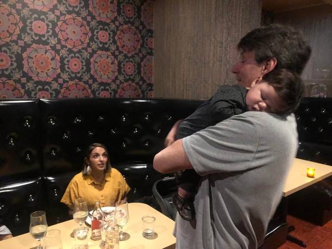 „Zavarban voltunk, mert nem tudtuk megnyugtatni a babánkat az étteremben, de egy idősebb házaspár odajött hozzánk és segítettek. A baba egész este a férfi vállán aludt."