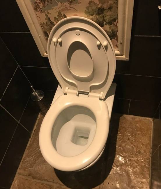 Ez a vécé két ülőkével rendelkezik, hogy a felnőttek és a gyerekek is könnyedén használhassák.