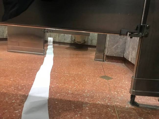 Amikor a tekercs vécépapír úgy dönt, hogy megszökik előled a nyilvános vécében.