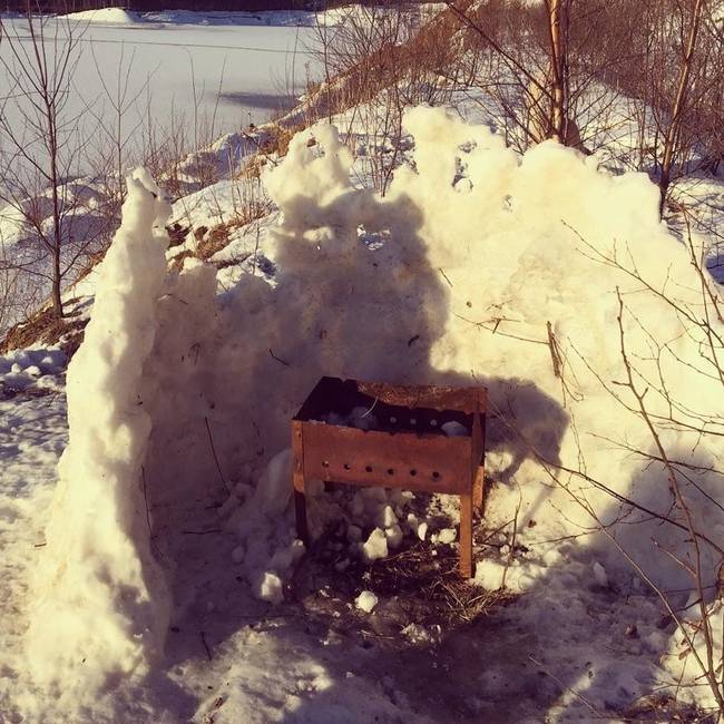 Valaki nagyon szerethet grillezni, ha még a kemény tél sem riasztja vissza.