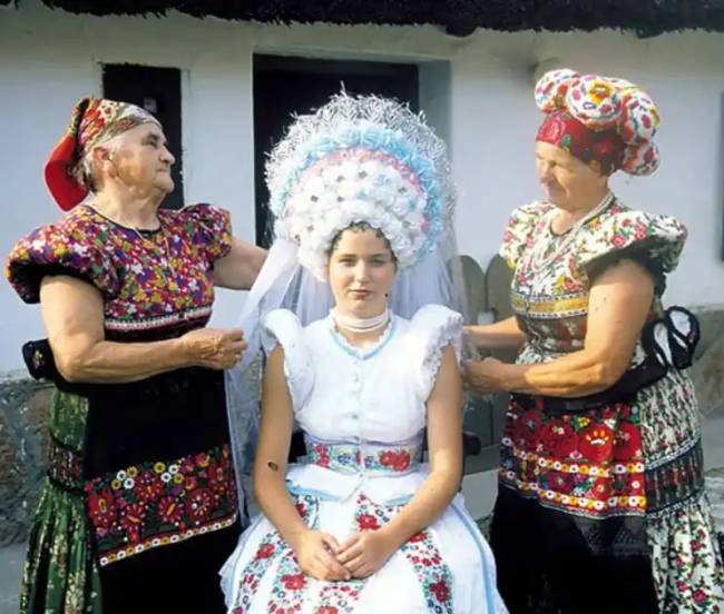 Hagyományos esküvői ruhák 010
