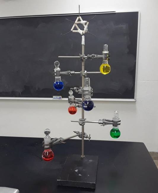 „A feleségem minden karácsonykor karácsonyfát készít a munkahelyén, egy laboratóriumban."