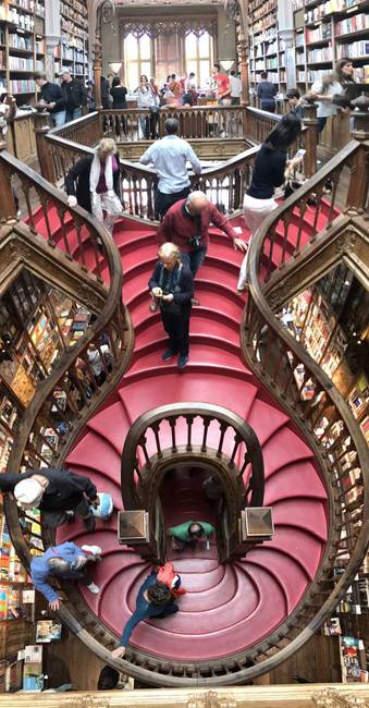 Meglehetősen szokatlan lépcső a portugáliai Livraria Lello könyvesboltban.