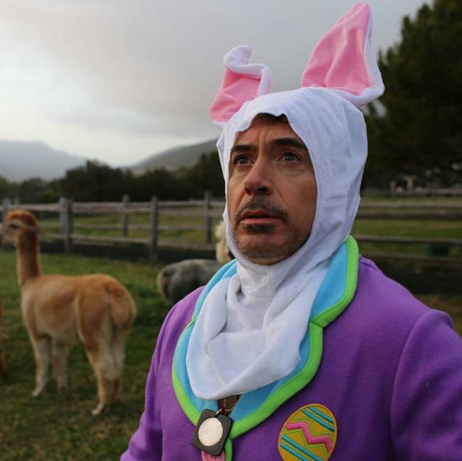 Robert Downey Jr. így ünnepelte, hogy idén tavasszal egy napra esett a húsvét és a bolondok napja.