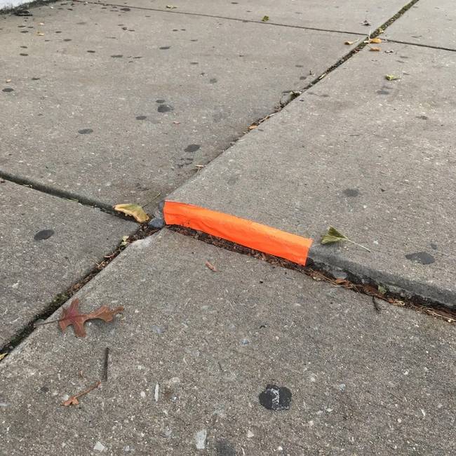 Ez a ragasztószalag segít a gyalogosoknak, hogy ne essenek orra a kiálló betonlaptól.
