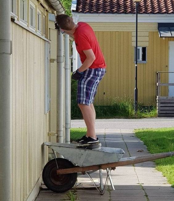 „A barátnőm sikoltozni kezdett, mert azt hitte, hogy a talicskában lévő festékes vödrön állok, pedig valójában egy kis létrán álltam mögötte."
