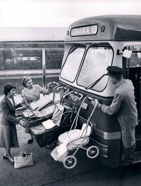 Speciális kampókkal szerelt busz a babakocsik szállításához.