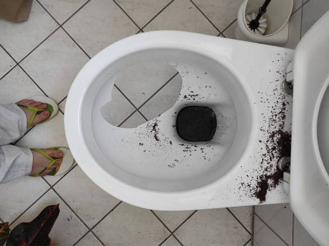 „A barátom beleejtett egy virágcserepet a WC-be."