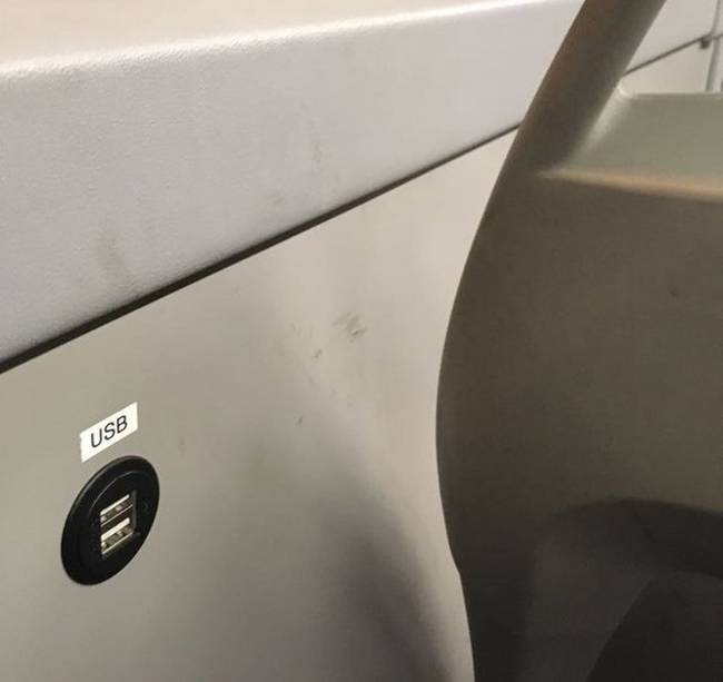 A finnországi buszokban ilyen USB portokon keresztül tölthetik a telefonjaikat az utasok utazás közben.