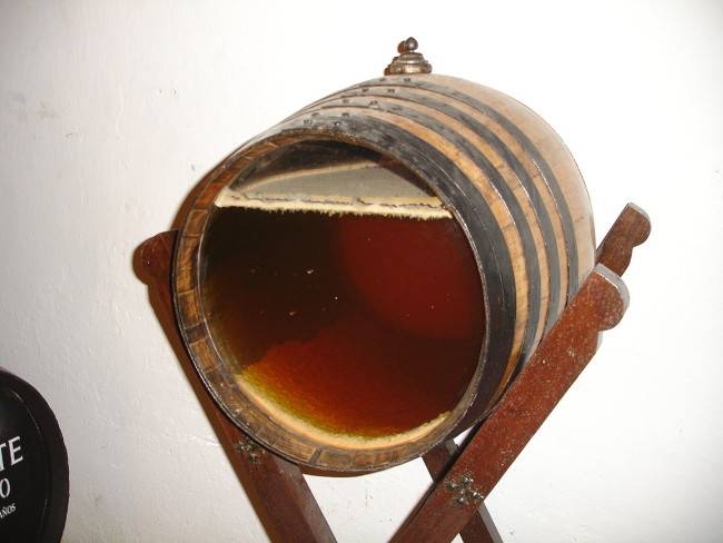 Hosszú évek óta érlelt (üveg oldalú) Sherry likőrboros hordó.