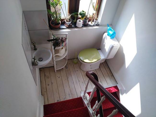 Igen, ez egy WC a lépcsőfordulóban. *javítva