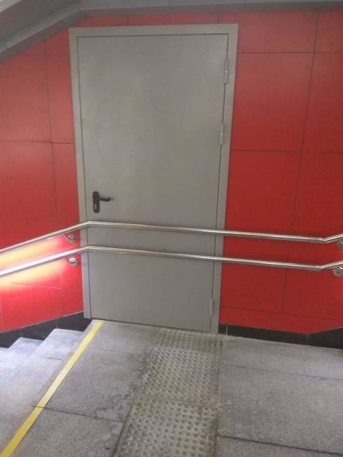 Egy metróállomás vészkijárata, Moszkvában.