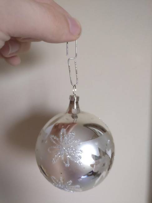 A széthajtott gémkapocs olcsó és praktikus módja a karácsonyi díszek elveszett kampóink pótlására.