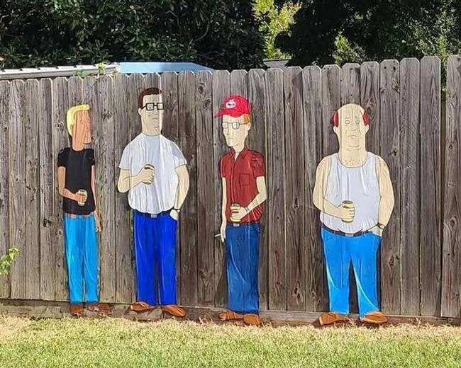 „A Texas királyai című sorozat karaktereit festettem a kerítésemre, hogy ne legyen olyan unalmas."