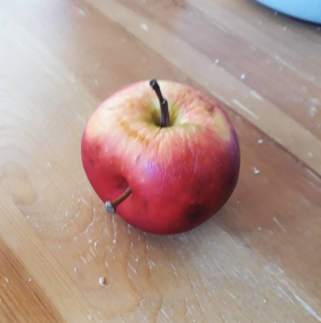 „Vettem egy almát, aminek két cipkája volt."