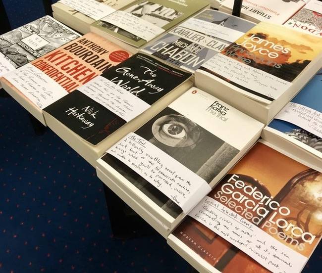 Ennek a könyvesboltnak a tulajdonosa különböző kritikákat írt a könyvekhez, hogy a vásárlók könnyebben dönthessenek.
