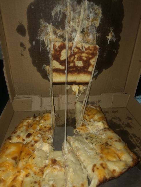 Ez történik egy doboz pizzával, ha a 2 éves gyermeked ráül.