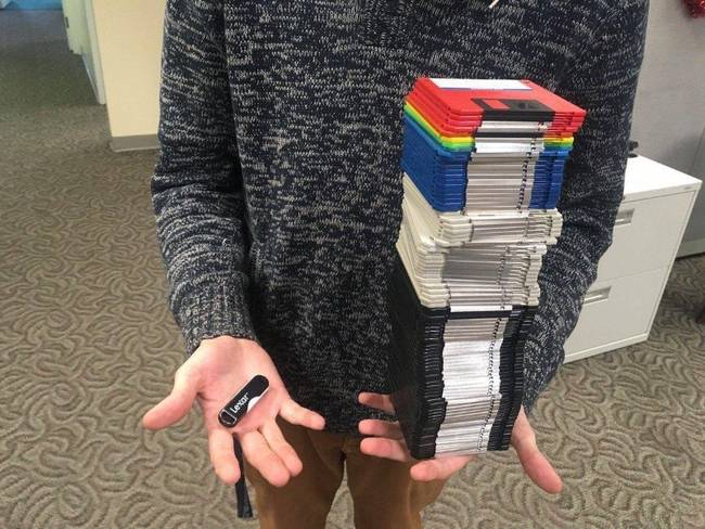 132 MB adat a múltból, és 128 GB adat napjainkban.