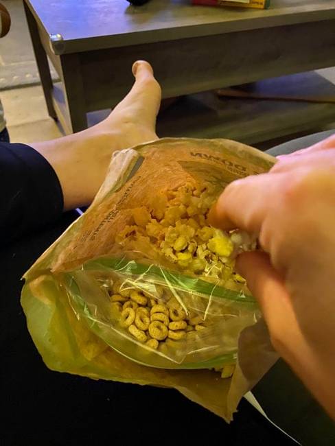Ha a kisgyermek mindig kér a pattogatott kukoricádból, tehetsz mellé más, egészségesebb ételeket is, és azt adhatod neki oda helyette.