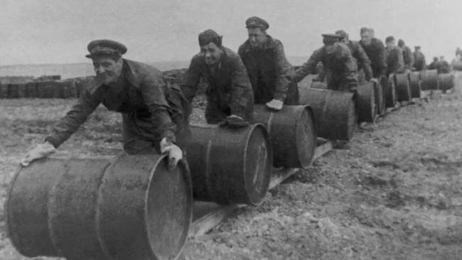 Éghető kő: hogyan tették szilárddá a benzint a háborús években, és hogyan nyertek terpentint gyantás tuskókból