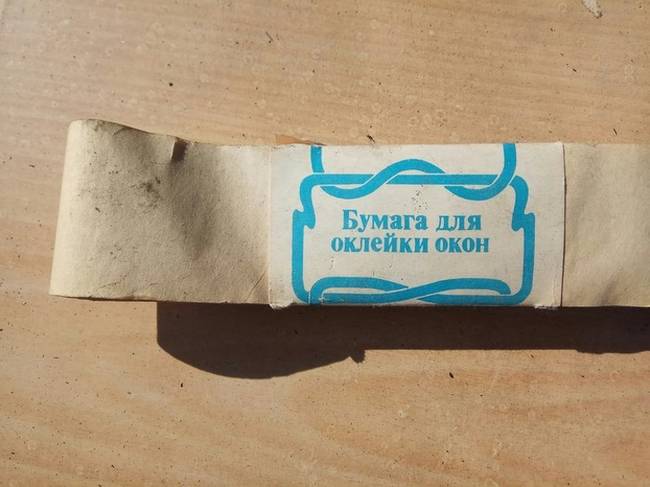 Annak idején nem volt mindig rá pénz, hogy a régi, berepedt ablakokat megcsináltassák, ezért ragasztószalaggal tömték be a repedéseket.