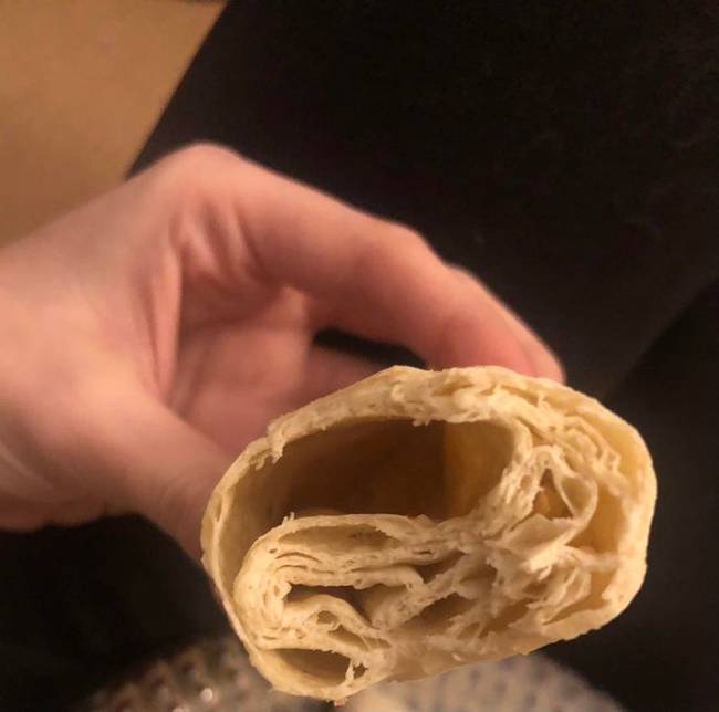 „Egésznap a burritókon járt az eszem. Ezért amikor hazaértem, úgy döntöttem, hogy elkészítem az egyik mirelitet, ami otthon volt. Ilyen volt a belseje."