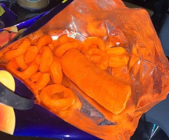 Hatalmas sajtoschips az átlagos méretű chipsek között.