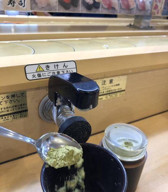 Ebben a tokiói sushi bárban minden asztalnál melegvízcsap található, hogy a vendégek zöld teát tudjanak maguknak főzni.