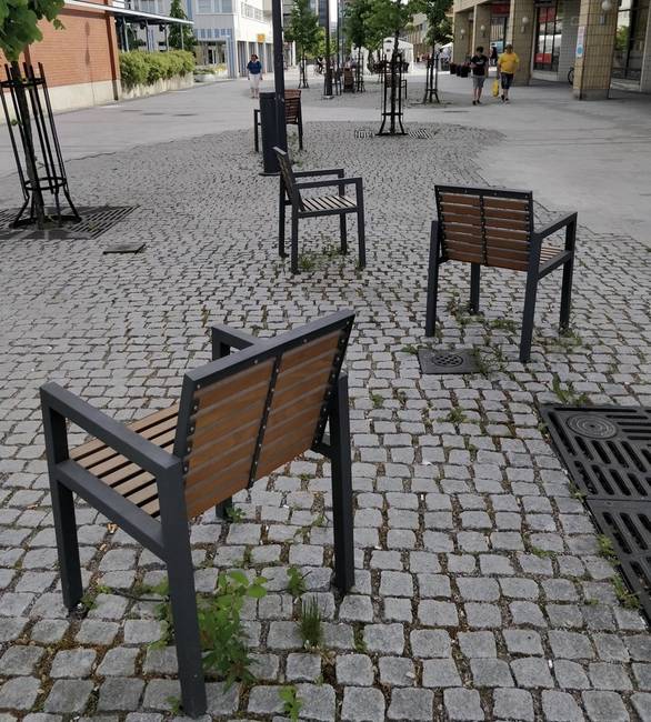 A finnek nem ismernek tréfát, ha az intim szféráról van szó. Még az utcán elhelyezett padokat is úgy alakítják ki, hogy véletlenül se ülj egy másik személy mellett vagy azzal szemben.
