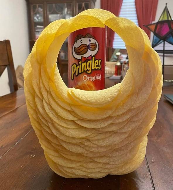 Pringles gyűrű, amit csak a súrlódás és a gravitáció tart egyben.