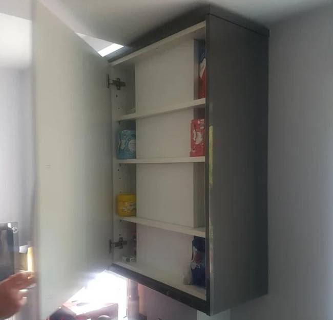 „A barátaim új házában van egy szekrény, ami csak arra szolgál, hogy elrejtsék vele az oszlopot."