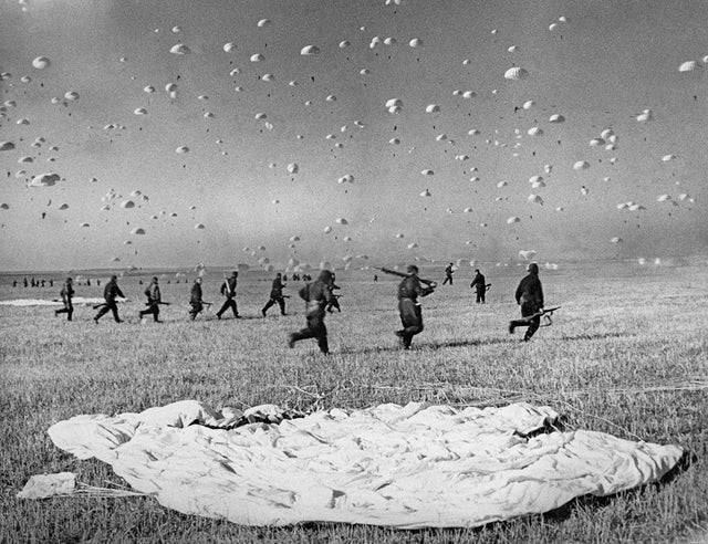 Tömeges ejtőernyős megszállás gyakorlat Kijev közelében, 1935-ben.