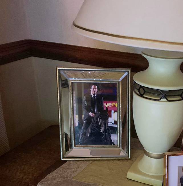 „A nővérem az anyánk házában lévő esküvői fotókat John Wick fotókra cserélte. Harmadik napja már, de anyánk még mindig nem vett észre semmit."