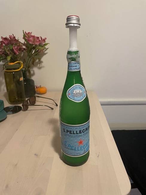 Mi történik, ha a mélyhűtőben felejtjük az ásványvizet?
