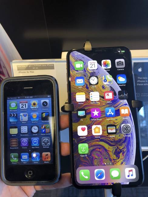 Egy régi iPhone 3GS telefon egy új iPhone XS Max-hoz képest.