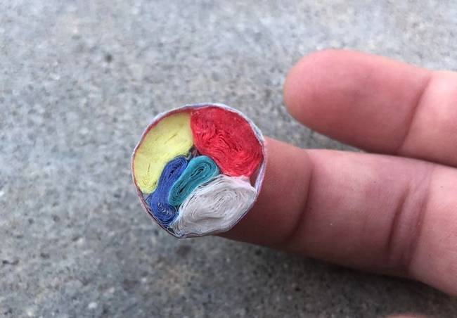 Egy konfetti ágyú belseje, benne a szépen, egymásra helyezett konfettikkel.