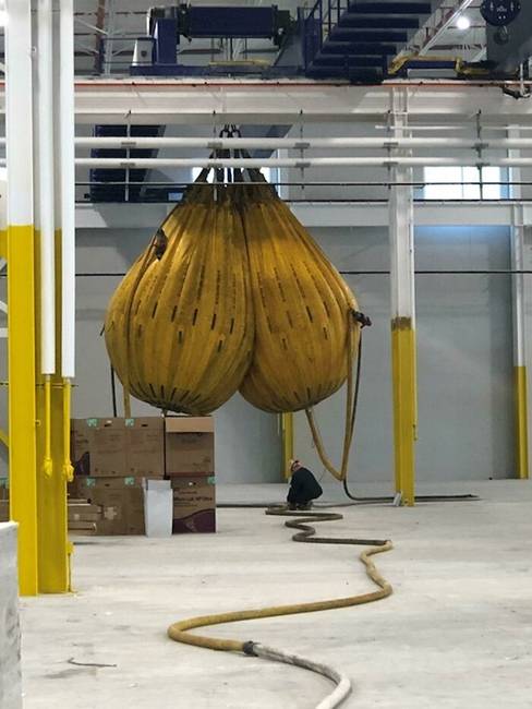 Az emelődaruk teszteléséhez óriási, vízzel teli ballonokat használnak.