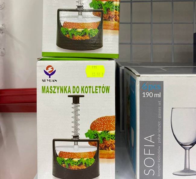 Ezt a sajtolót hamburger zsemlék készítéséhez használják, ám a csomagoláson valamiért a kész hamburgert nyomják vele össze.
