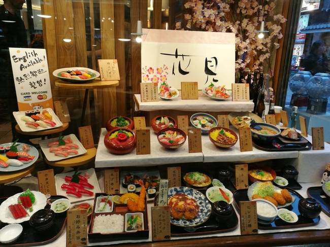 A japán éttermek kirakatában megnézhetjük, hogy melyik étel hogyan is néz ki.