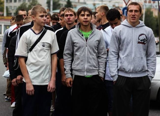 „A barátom (középen) 23 éves, és egy vegyesbolt tulajdonosa. Az emberek gyakran megkérdezik tőle, hogy miért alkalmaznak kiskorút a pénztárban.”
