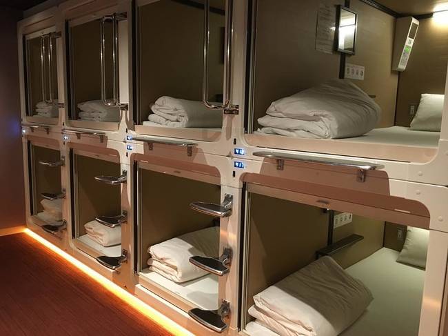 Egy kapszula hotel, amiben egyébként mindent megtalálható, amire a vendégeknek szüksége lehet.