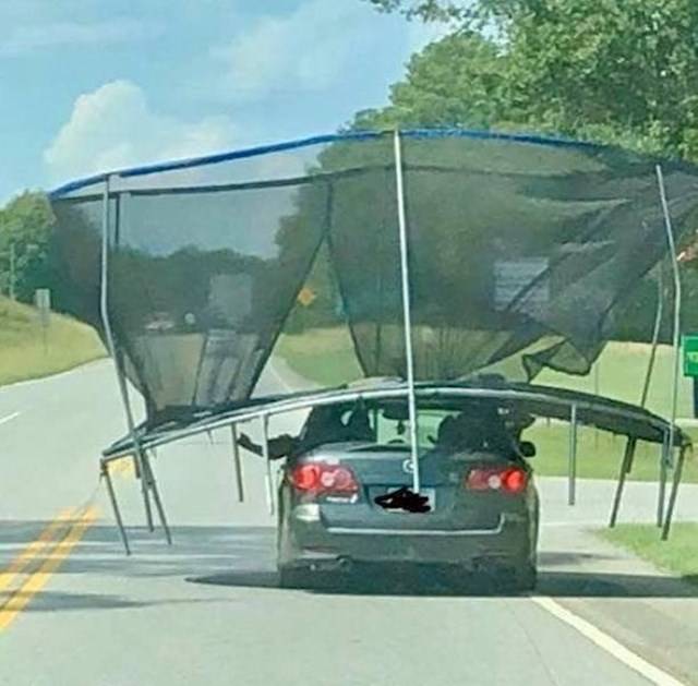 Biztos lett volna egyszerűbb módja is ennek a trambulinnak az elszállításának.