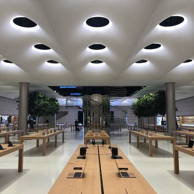 Az Apple Store-ok belseje félig üres.